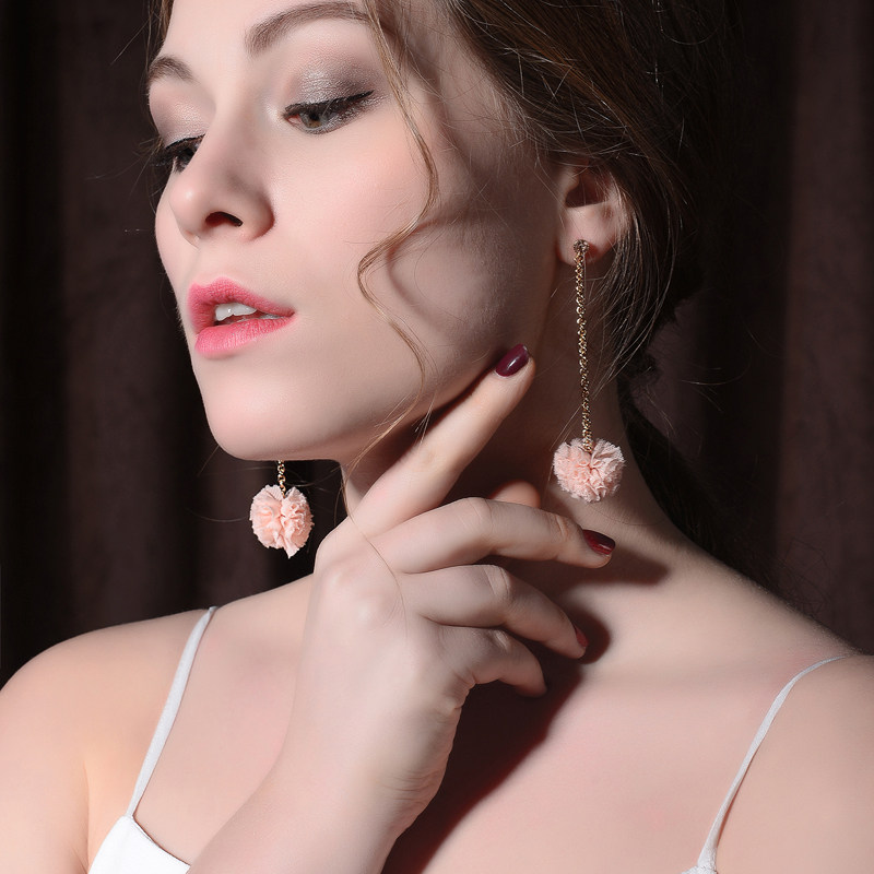 欧美范儿新款简约个性气质大气百搭圆球毛绒冷淡风超仙冬款耳钉女