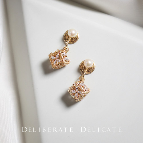 DD幸运花瓣四叶草立方体耳环蚊香