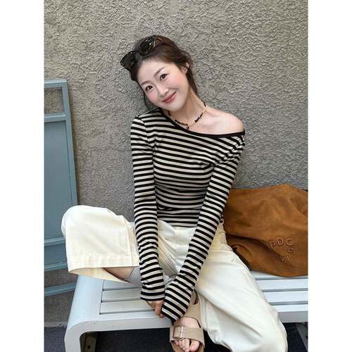 覆古条纹斜肩长袖T恤女春韩系修身短款正肩简约撞色套头上0409d