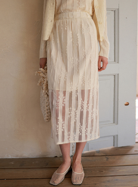相对纶/设计感收胯弹力腰刺绣条纹直筒米白浪漫2026新款半身裙
