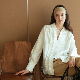 2025 衬衫 相对纶 新古典天丝提花细V领古典扣袢木耳边长袖