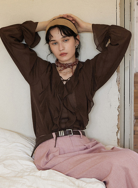 《鹦鹉梨严选》相对纶波浪卷法式V领咖色系带木耳边女式衬衫QB169