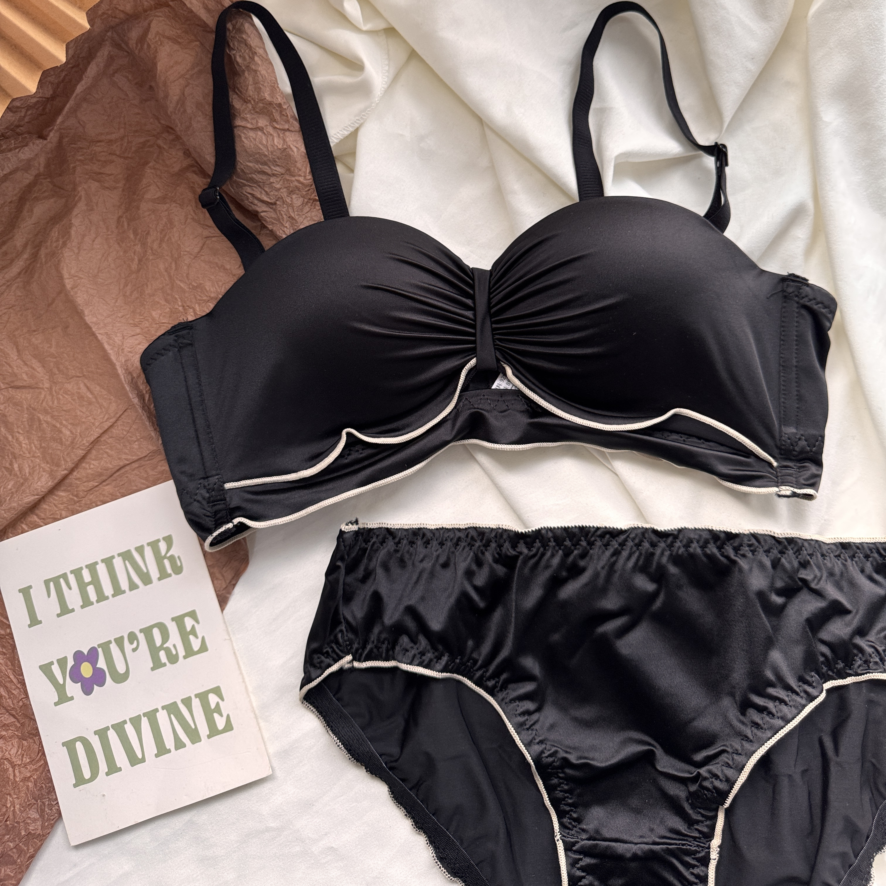 黑色无痕缎面内衣女小胸聚拢无钢圈防下垂性感纯欲风美背文胸套装