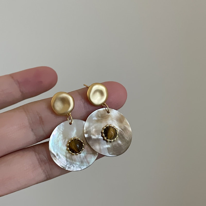 美拉德微镶虎眼石天然贝壳圆片耳钉女轻奢个性时尚潮流耳环耳饰