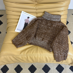 型半高领设计保暖焦糖棕针织衫 宽松短款 版