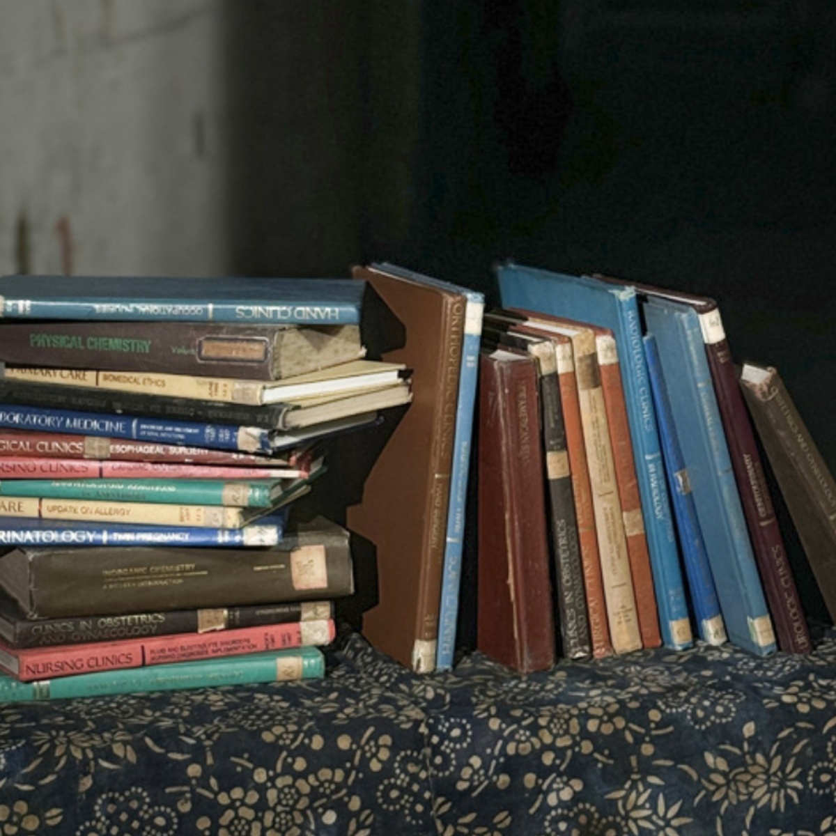 民国风摆场英文真书饰品 传家电视剧影视装饰背景道具书暗调摄影