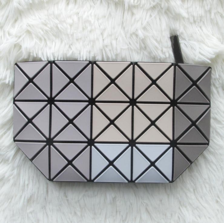 日本三宅一生ISSEY MIYAKE磨砂拼色手拿包化妆包 北京现货