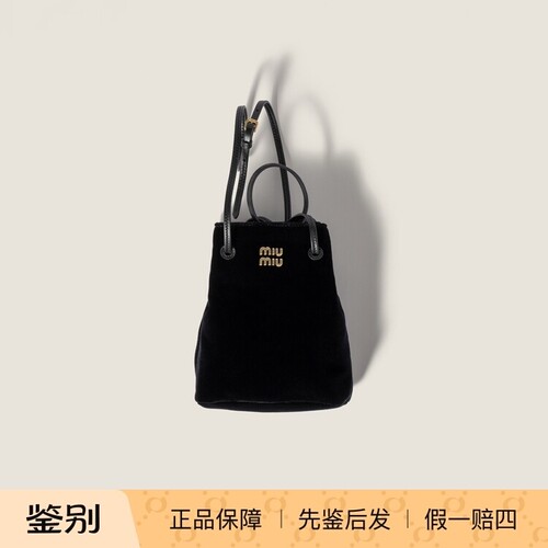 日本购直邮 正品 miumiu 缪缪 丝绒 单肩斜挎手机号小包 水桶