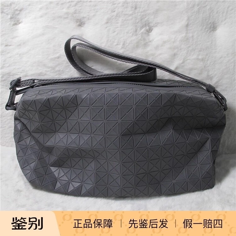 日本ISSEY MIYAKE三宅一生马鞍包斜挎男包 磨砂灰绿色 现货