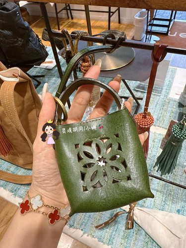 日本购直邮 genten经典窗花包挂包饰 牛皮 奥莱特价
