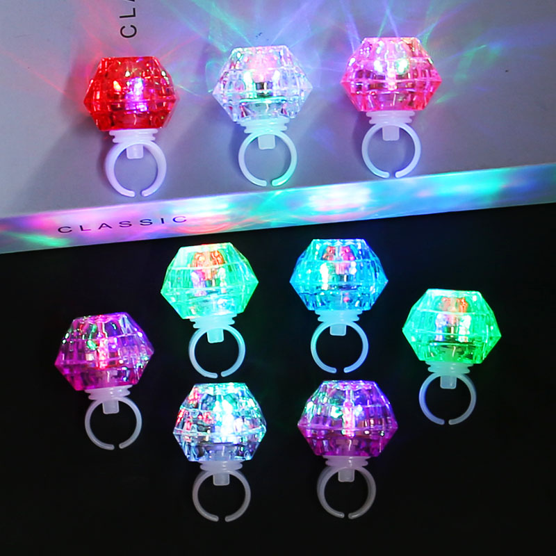 仿大钻石戒指手指灯晚上闪光儿童指环灯发光钻石戒指led发光戒指