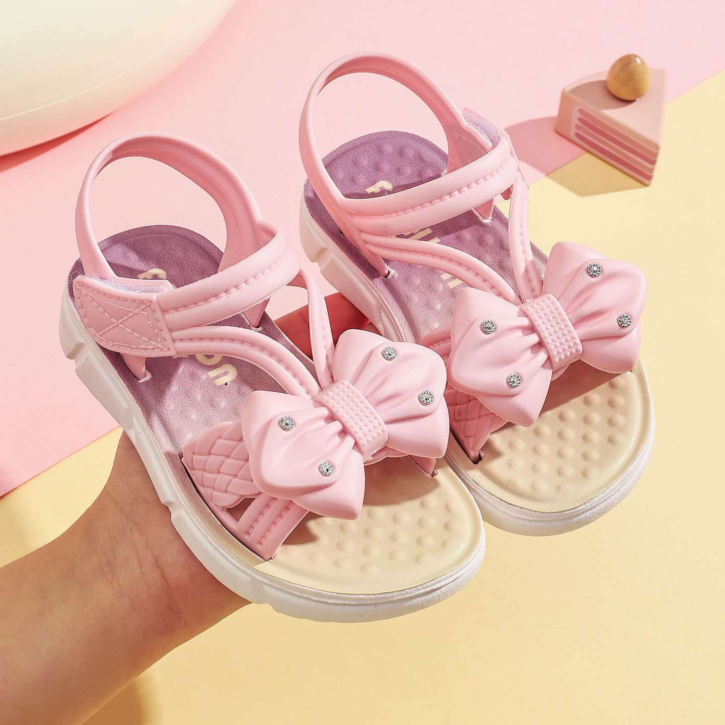 2026年新款儿童凉鞋夏季女童软底公主宝宝防滑沙滩学生可爱塑料鞋