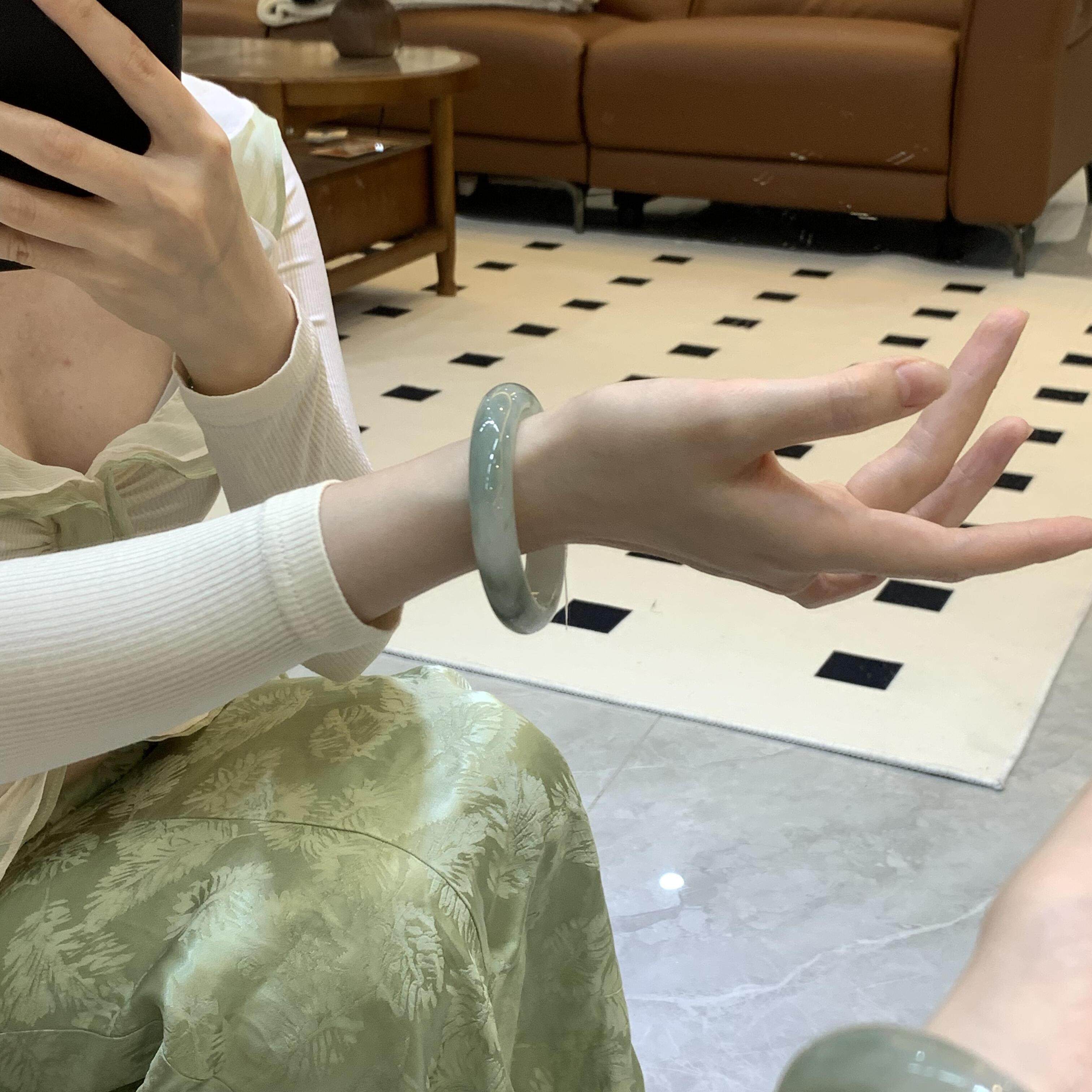 天然天山翠手镯女冰种浅绿色缅甸翡翠A货飘花平替正圈玉镯子高级,饰品/流行首饰/时尚饰品新,手镯,淘宝优惠券,粉丝福利购,淘宝优惠卷