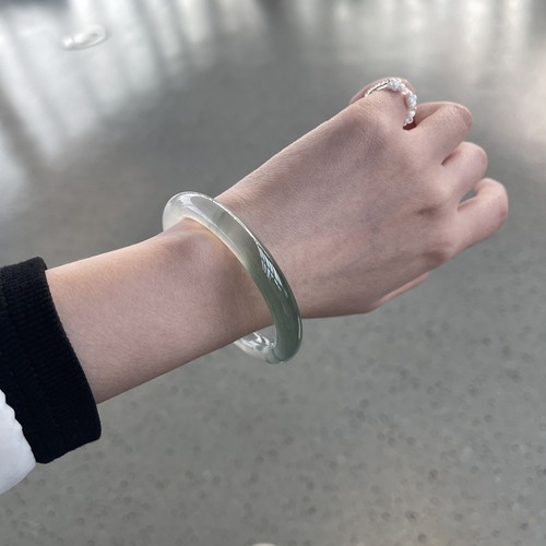 宋都高冰种圆条翡翠玉镯子飘绿花
