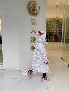 横店月娥2019新款小女孩可爱甜美白色Kitti猫爱心绣花长款羽绒服