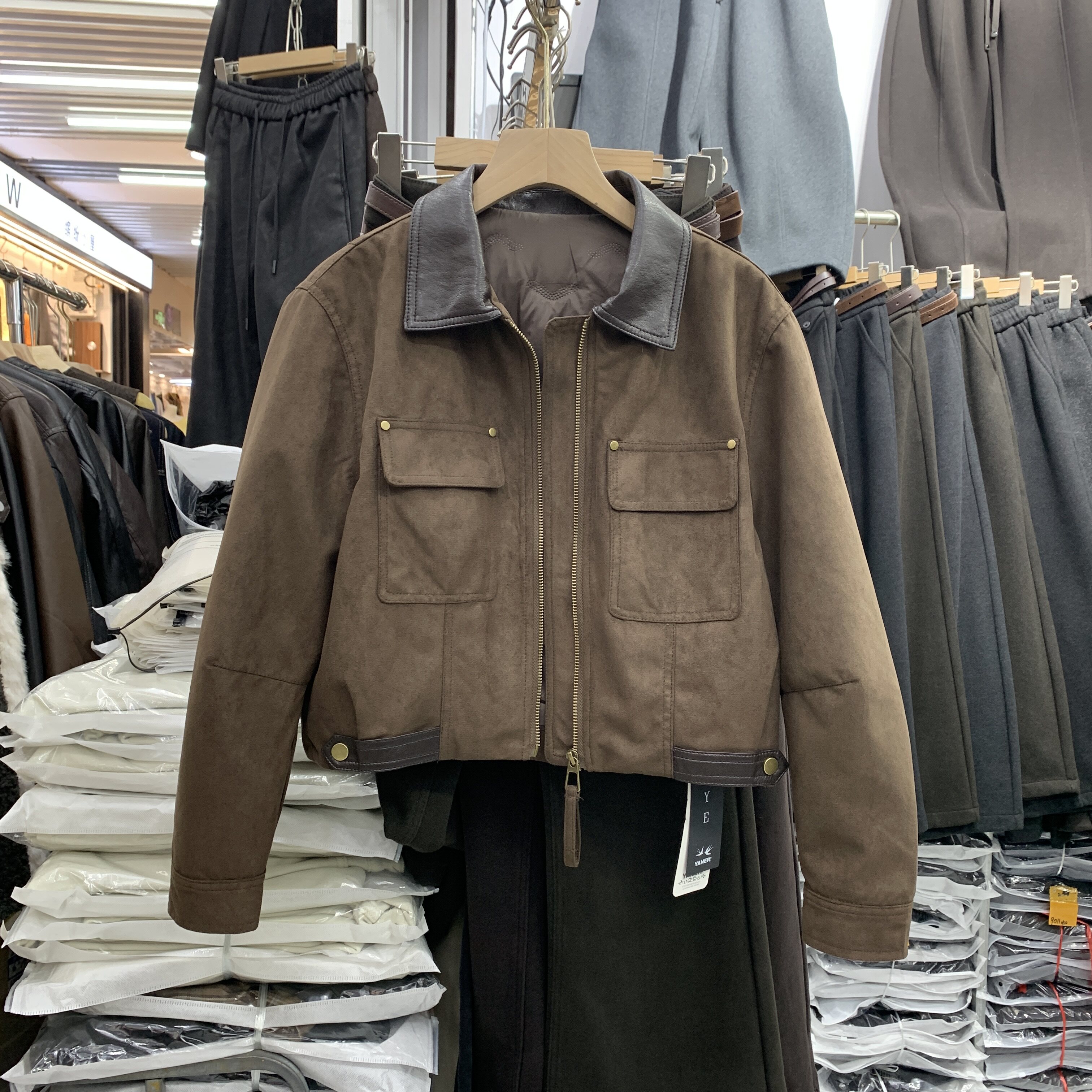 燕儿服饰5659-1夹棉保暖麂皮绒PU皮领外套女冬款轻薄短款夹克棉衣