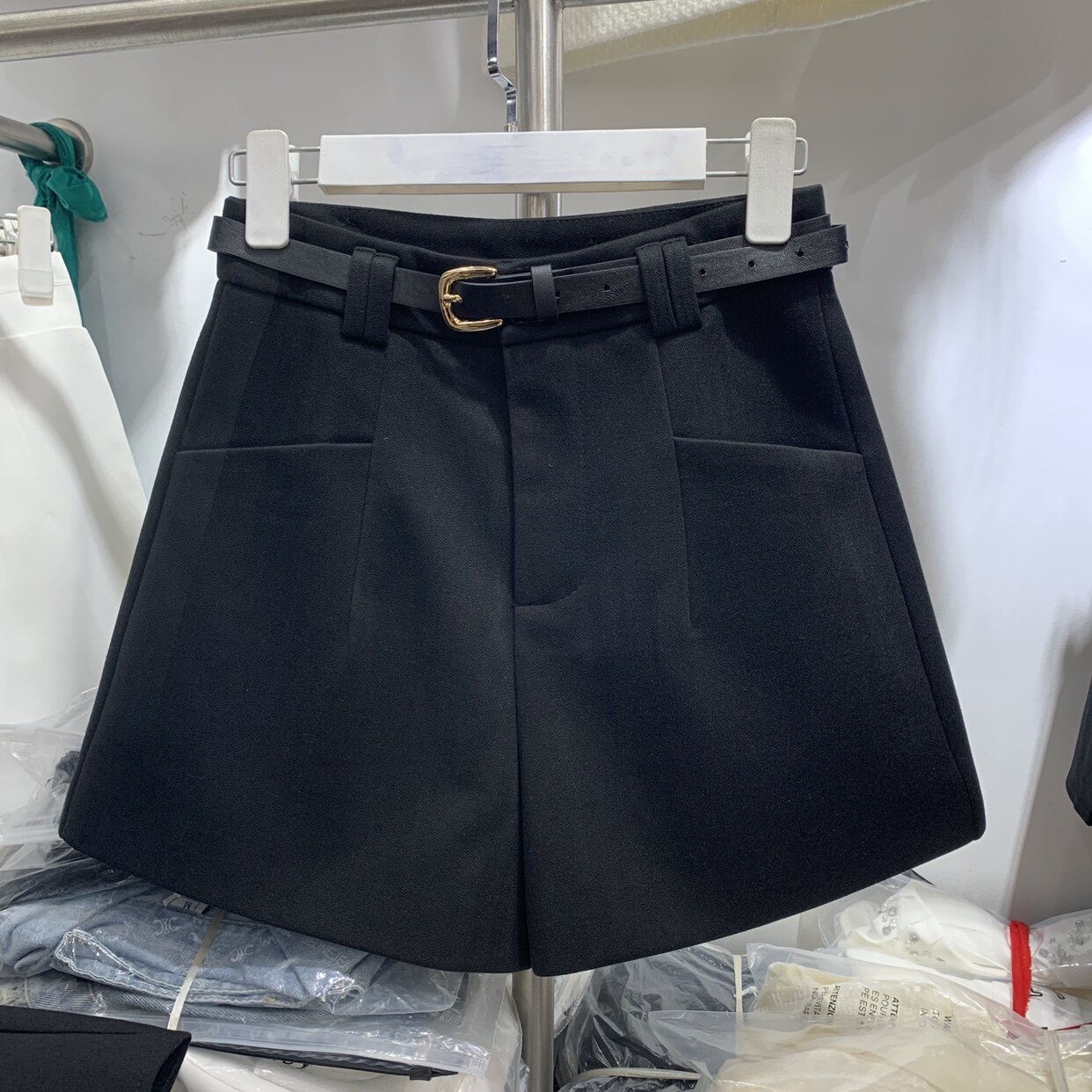 芊编依格9103时尚前口袋毛呢A字裤女秋冬季新款高腰休闲阔腿短裤