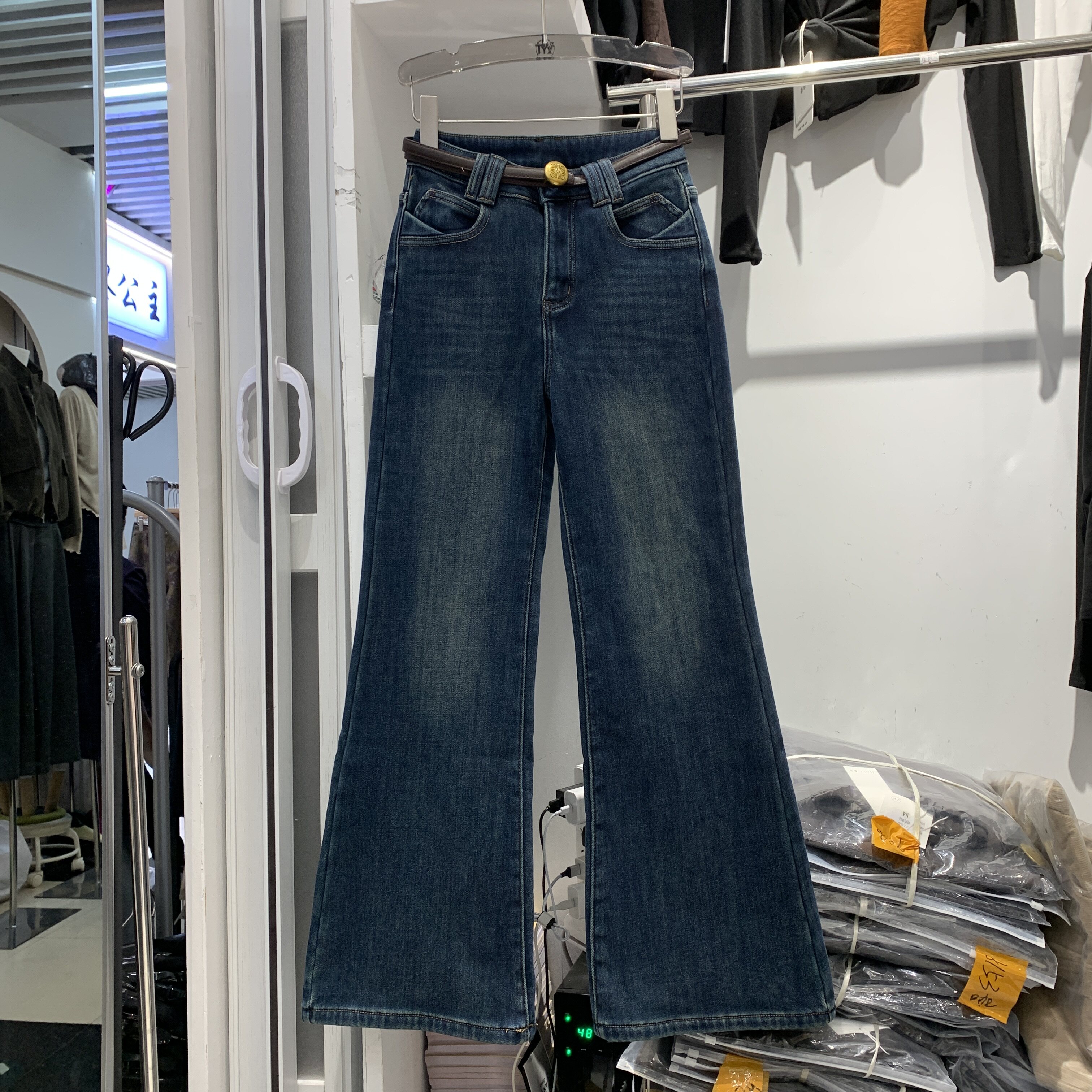 恒木子2705冬显瘦加绒加厚直筒微喇牛仔裤女百搭弹力不贴腿喇叭裤