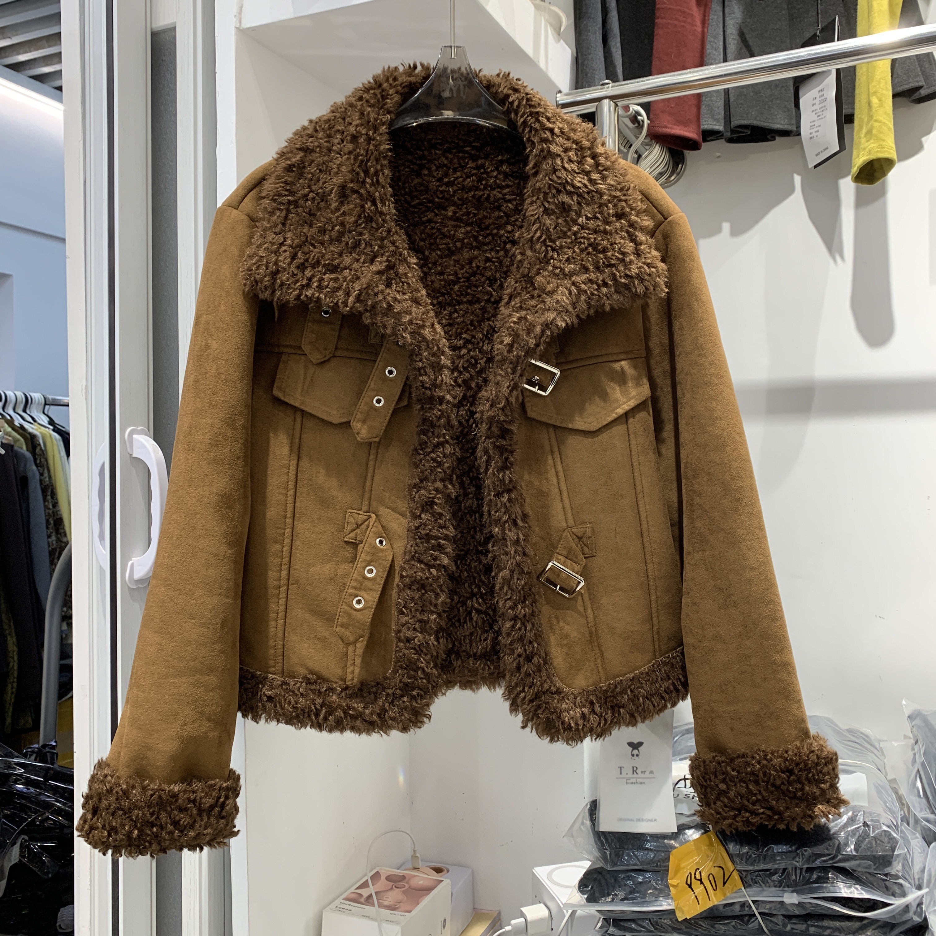 TR时尚8336冬季新款翻领加绒加厚保暖仿皮毛一体外套短款夹克上衣