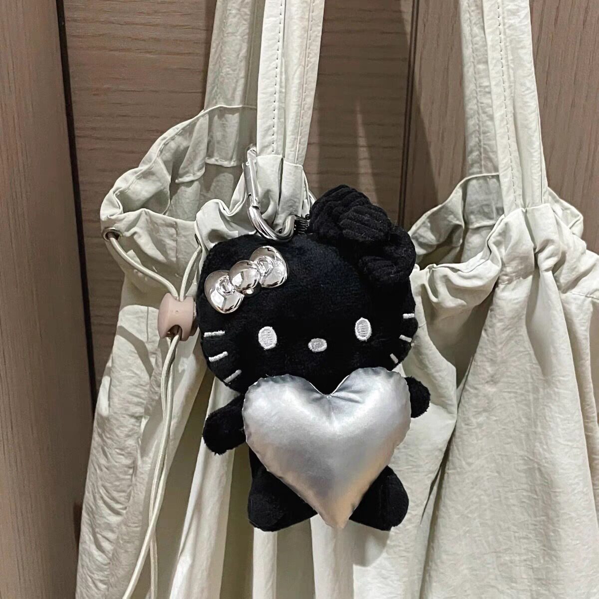 日本爱心黑色kitty包包挂图片