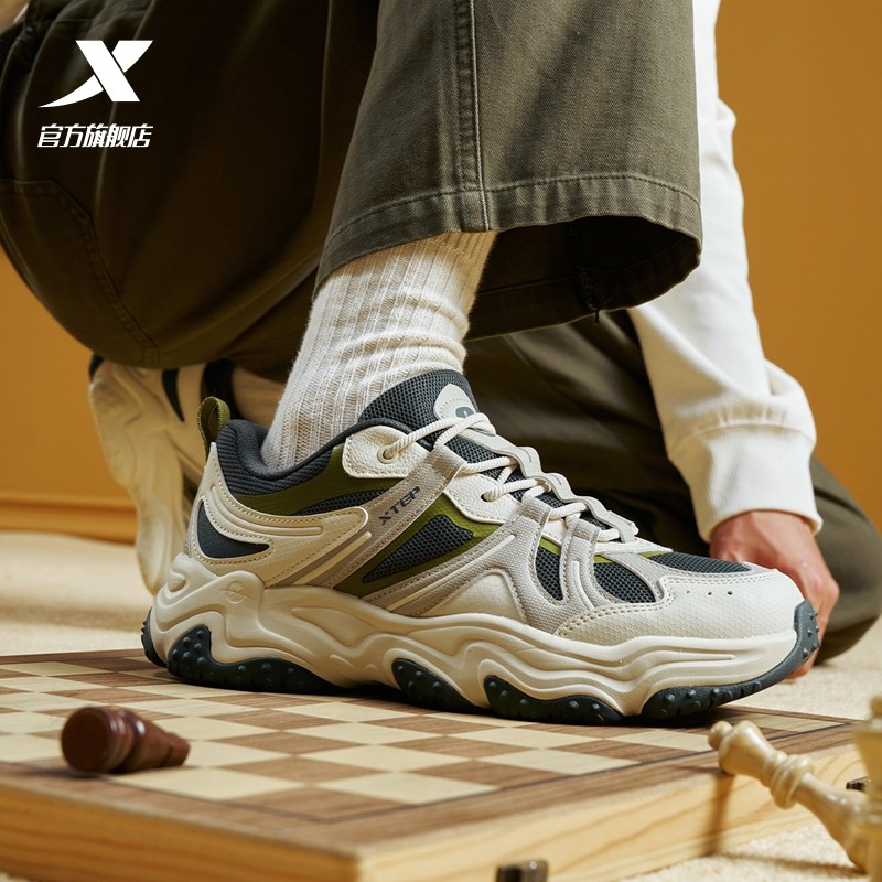 特步火山V2男鞋2025新款休闲鞋冬季皮面复古老爹鞋轻便软底运动鞋