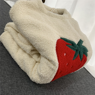 仿羊羔绒睡衣女加厚家居服可以外穿套头卫衣款大草莓休闲秋冬暖和