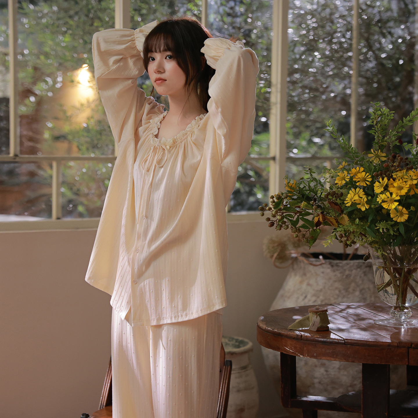 思莉太太圆领蝴蝶结贴物开衫套装