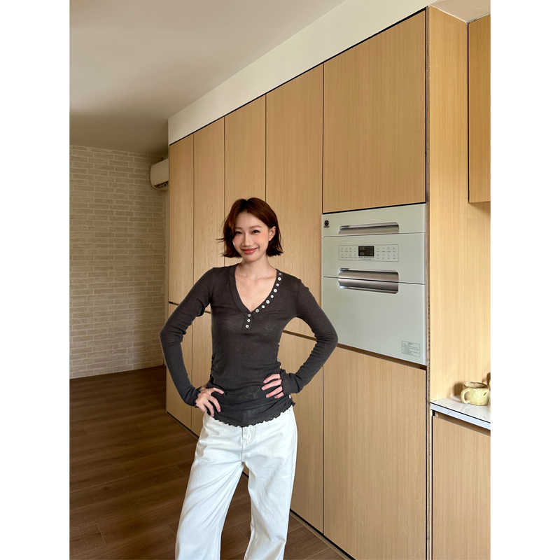 V领纽扣褶皱修身针织打底衫