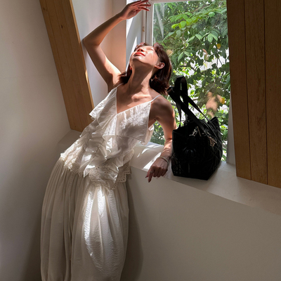 重工刺绣吊带荷叶边V领天丝上衣