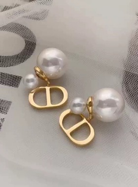 新款珍珠耳钉前后两戴大小珍珠钛钢CD字母气质高级感复古耳饰饰品