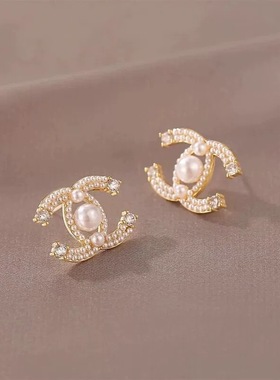 小香风双C字母设计字母高级感珍珠耳钉时尚气质网红爆款耳环耳饰