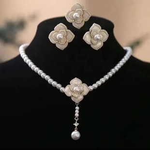 超仙温柔搭裙子新娘配饰气质新款 法式 复古白色山茶花珍珠项链套装