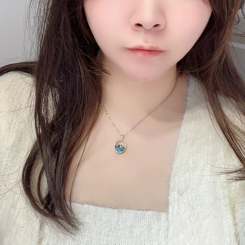 深海幻彩蓝色小鲸鱼吊坠项链女图片