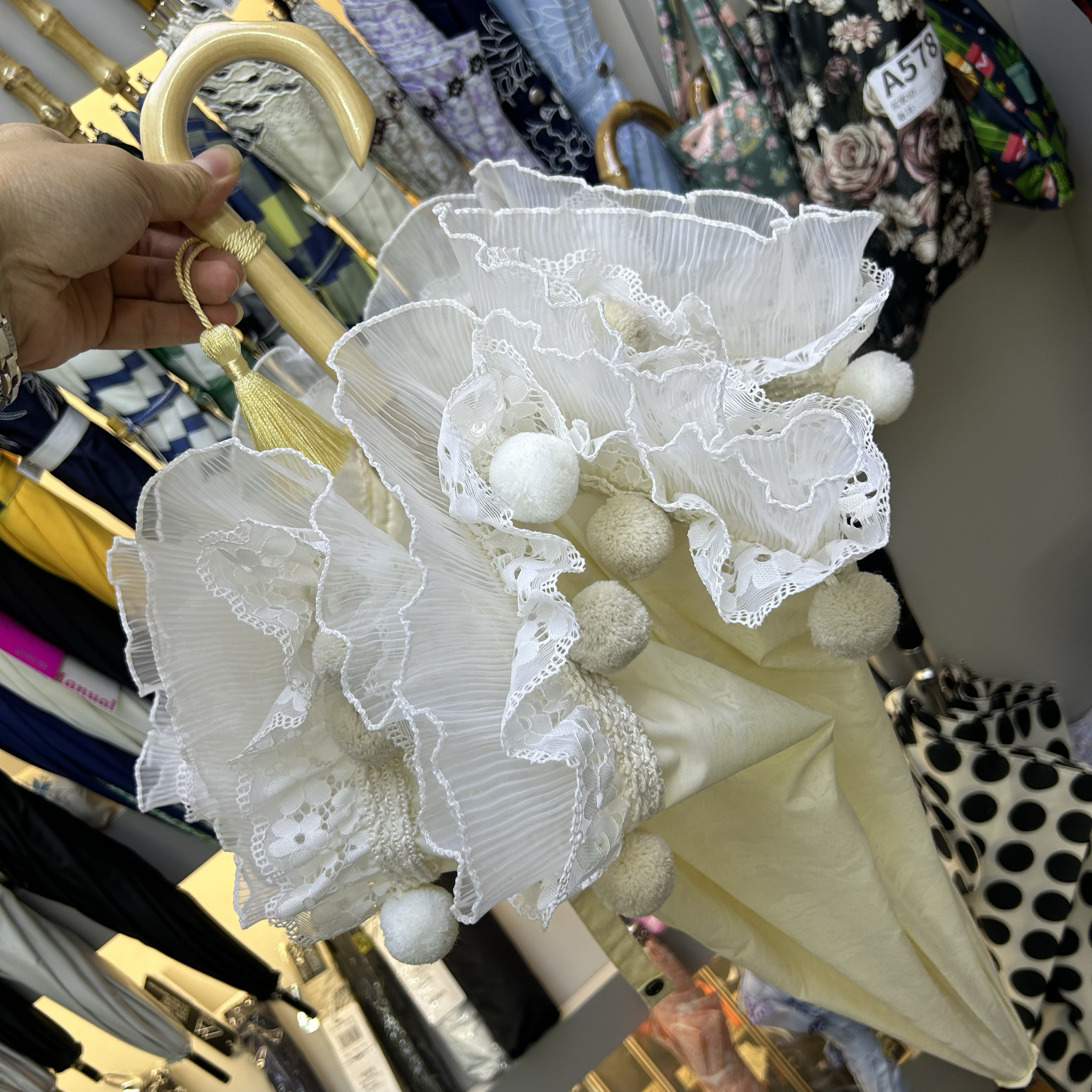 日式高颜值毛绒玩具球球白色蕾丝花边公主伞遮阳木制手动长柄伞女