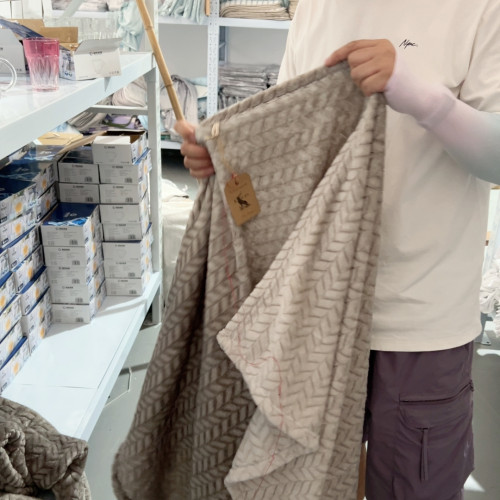 130.150灰色渐变麦穗牛奶绒毯子 瑕疵 隔壁