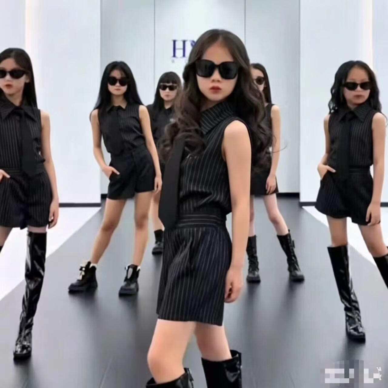 少儿模特走秀黑色竖条纹套装女童高级感无袖衬衫短裤舞台表演服装