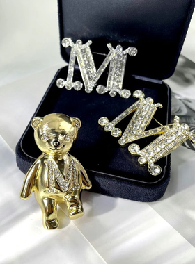 字母M胸针泰迪熊m高级感高档高端小众小香风胸花别针西装气质衣饰