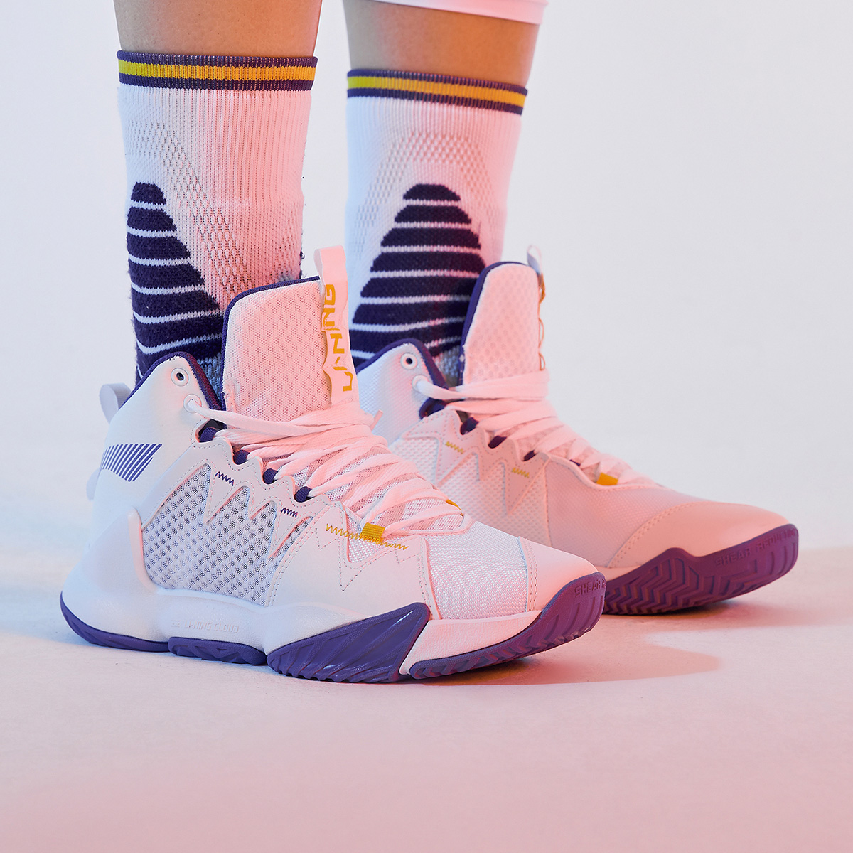 李宁男生减震中帮回弹篮球鞋