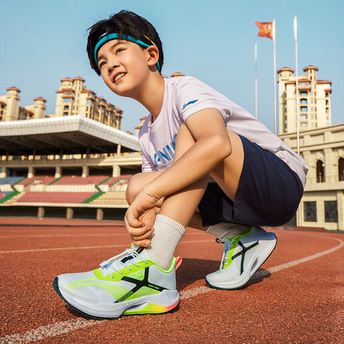 李宁超轻儿童防滑减震运动跑步鞋