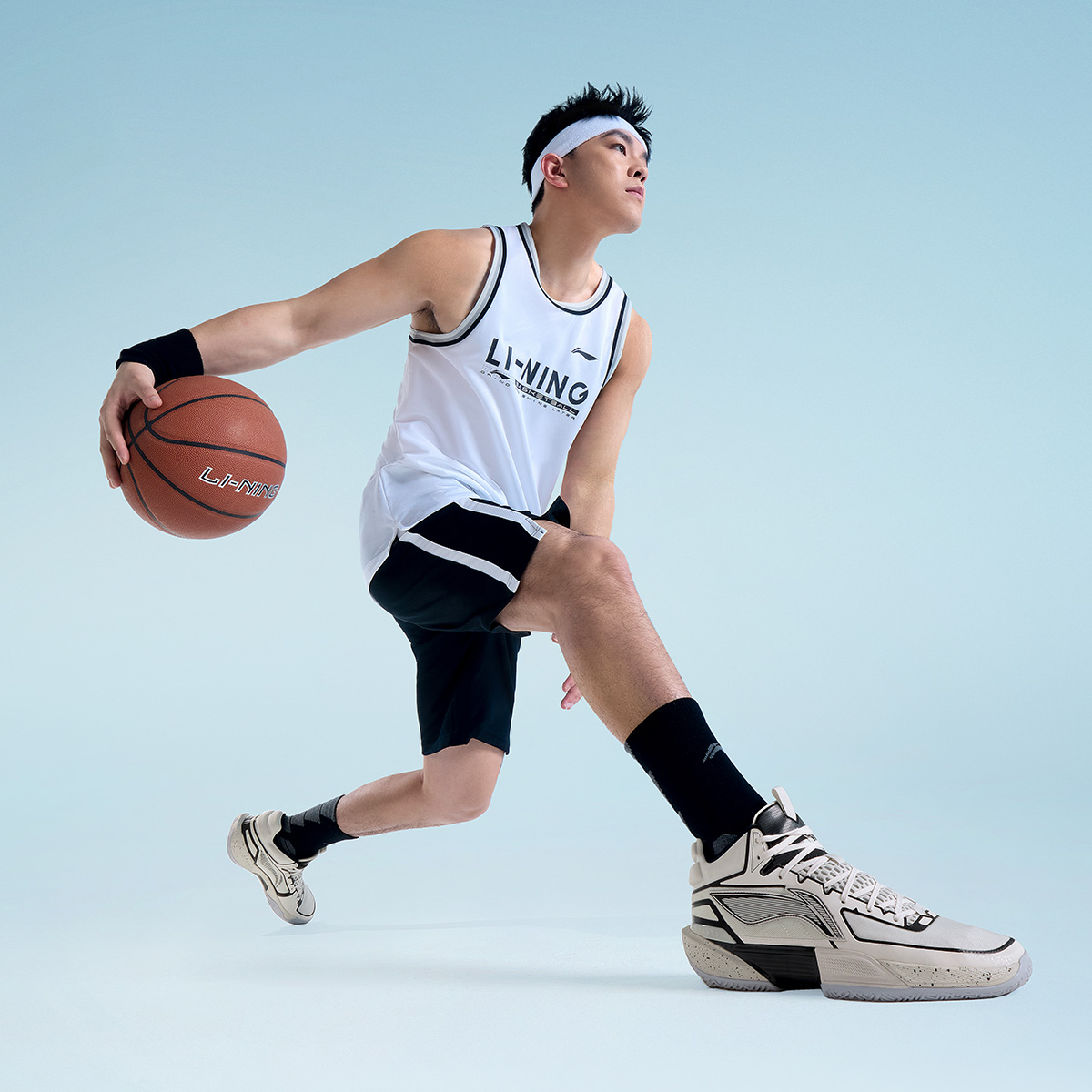 李宁男子减震中帮轻速2篮球鞋