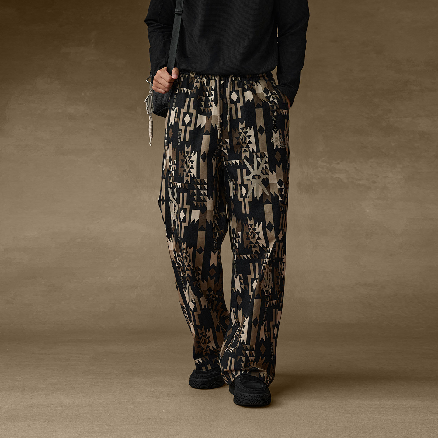 ANTA/安踏冬季新款男女同款户外时尚休闲运动梭织长裤172541504