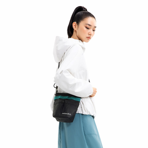 李宁CF溯女子户外时尚运动斜挎包