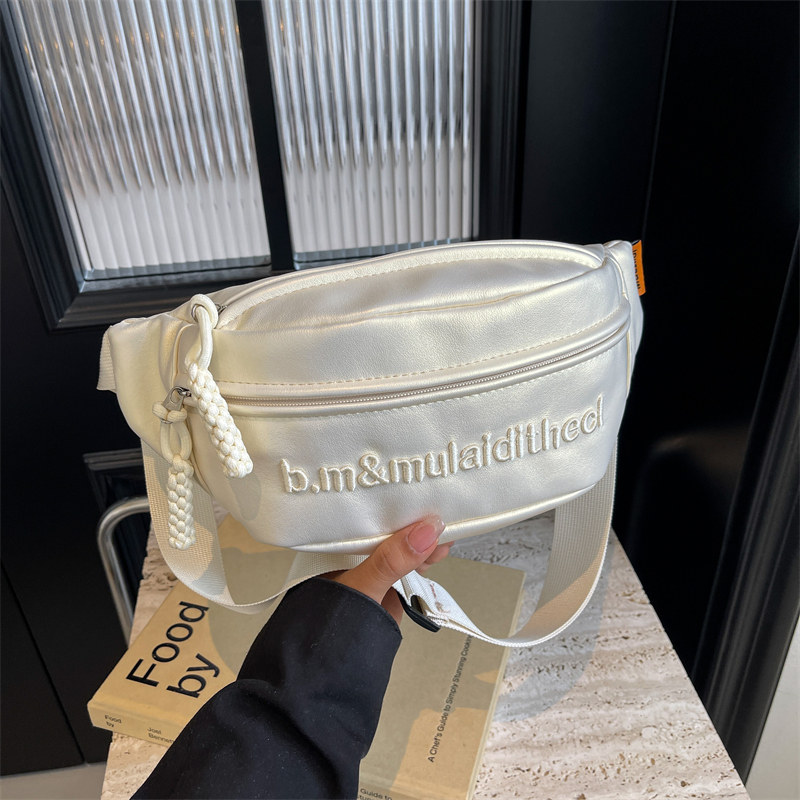 防水高级感斜挎胸包女2025新款小众设计感百搭单肩包PU皮休闲腰包