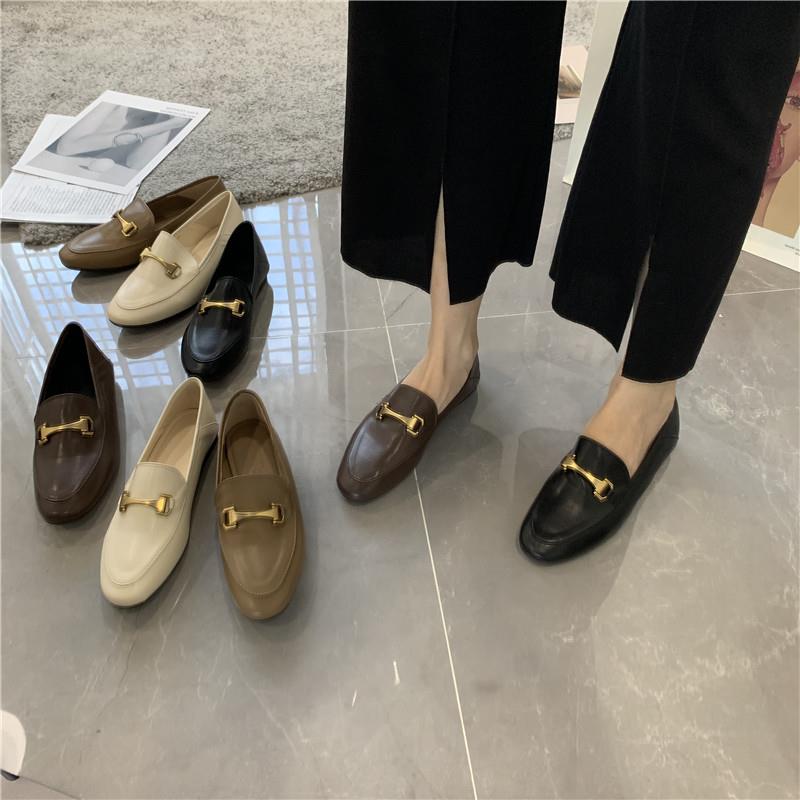 香港圆头小皮鞋女2022年秋季新款金属扣软皮平底单鞋英伦风乐福鞋