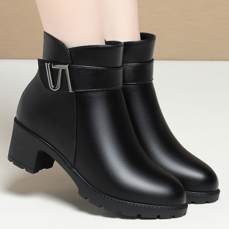 秋冬款妈妈鞋子新款软底短靴中老年女鞋皮鞋加绒舒适时装靴子棉鞋