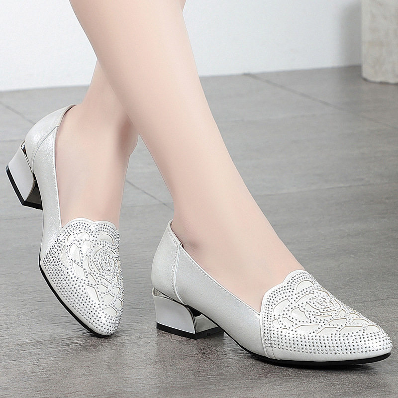 牛皮单鞋女春夏懒人一脚蹬套脚中跟软底水钻蕾丝大码妈妈鞋配裙子