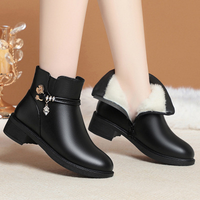 短靴女加绒冬季加厚新款中老年平底妈妈棉鞋软底皮鞋羊毛女靴