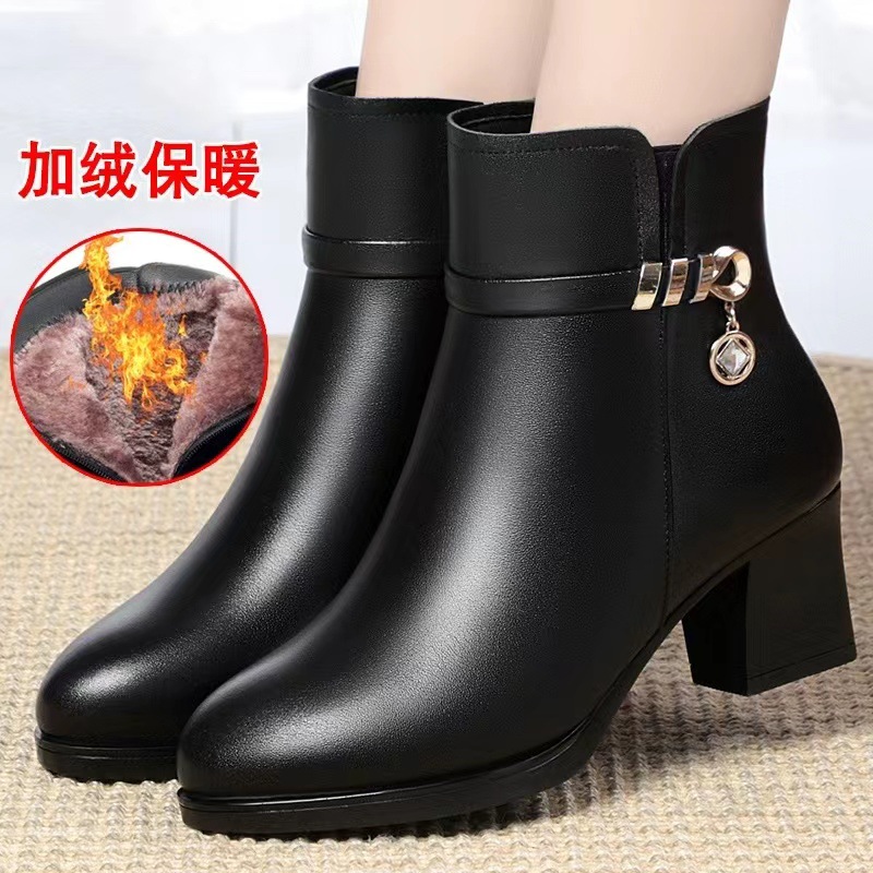 冬季新款圆头时装女鞋舒适百搭皮靴中跟粗跟中老年短筒侧拉链女靴