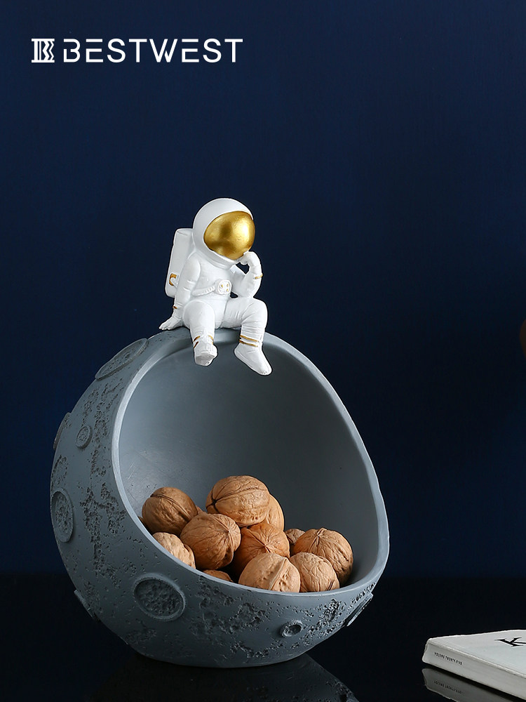 Creative astronaut porch key storage decoration Nordic living room decoration astronaut half-moon dried fruit plate