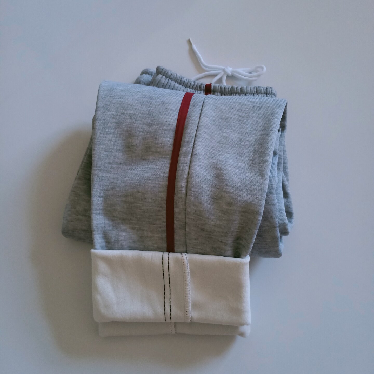 浅灰色秋冬季保暖校服裤红边一杠图片